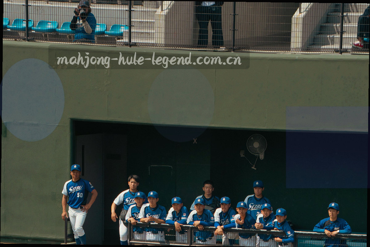 信封、手写清单与麻将牌并置在茶桌上的桌面特写